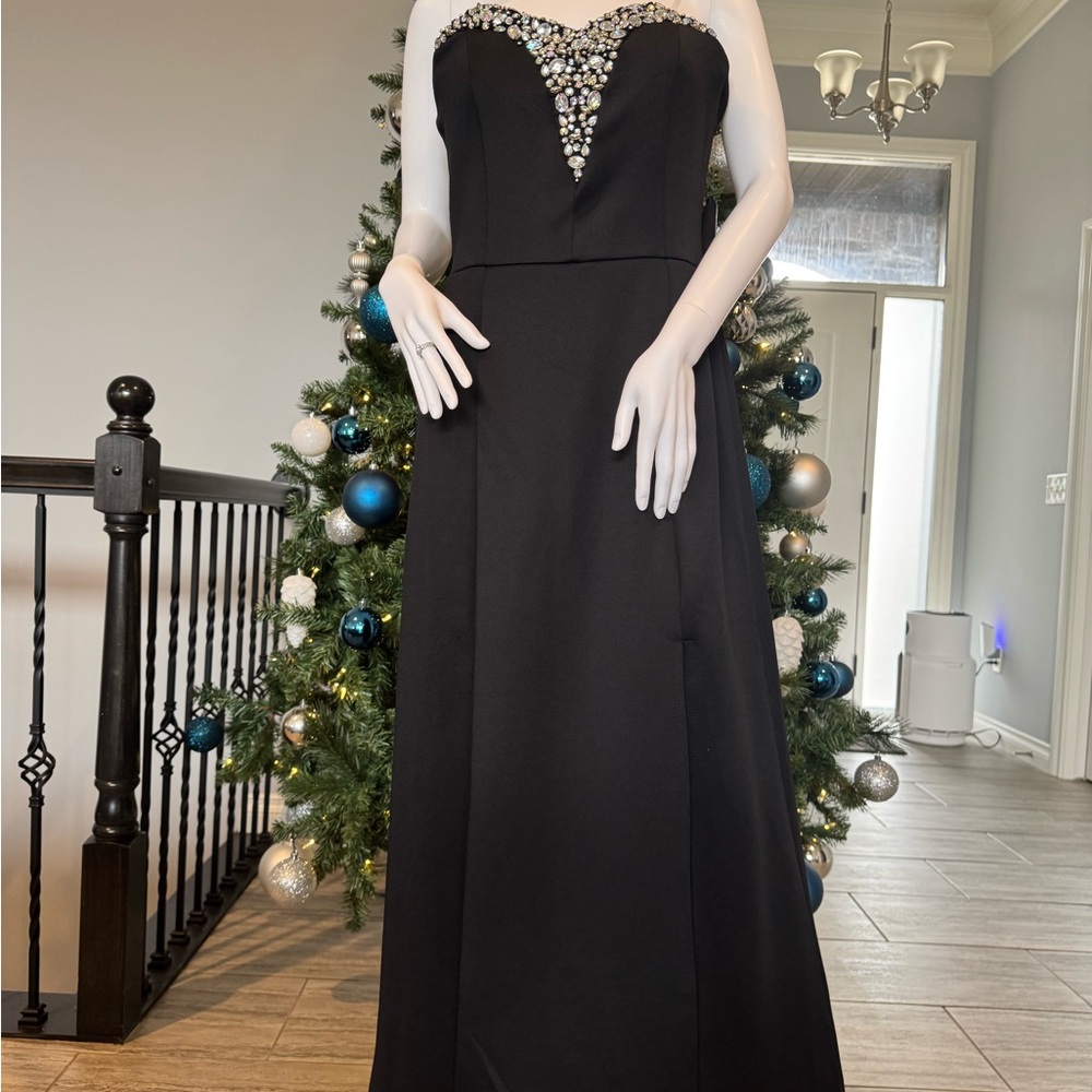 Elegant Black Strapless Dress with Embellished Bodice